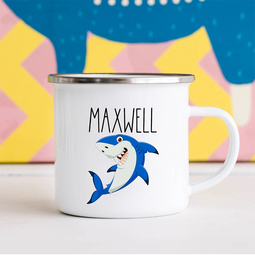 Detail of the shatterproof enamel-coated stainless steel handle on the child mug