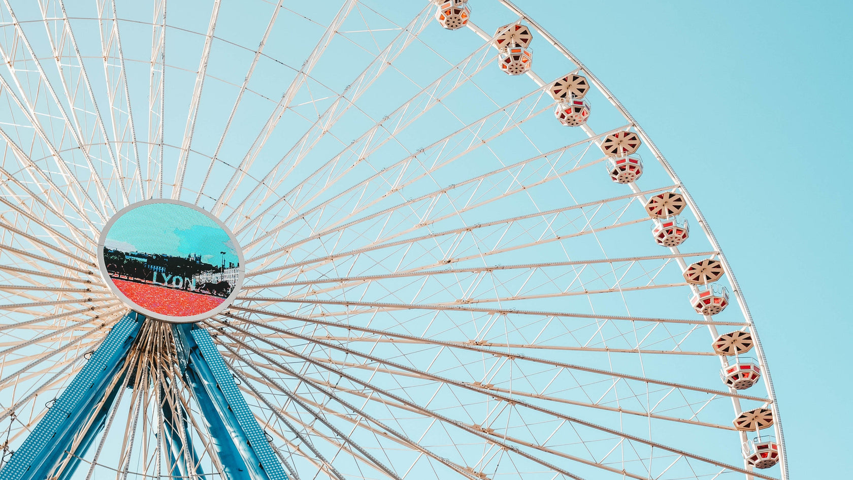 ferris-wheel-on-a-summer-day
